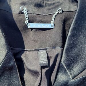 Black blaze with no slaves buttons and a small huck in the center of the blazer